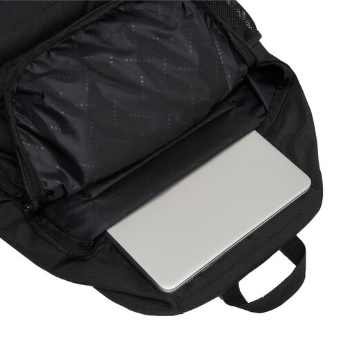 Mochila Negra Oakley Enduro 25L 4.0 Blackout con Panel Delantero Acolchado 