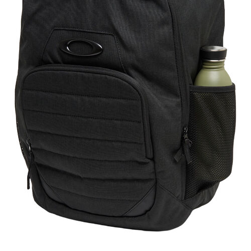 Mochila Negra Oakley Enduro 25L 4.0 Blackout con Panel Delantero Acolchado 