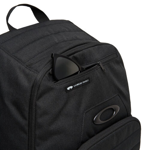 Mochila Negra Oakley Enduro 25L 4.0 Blackout con Panel Delantero Acolchado 